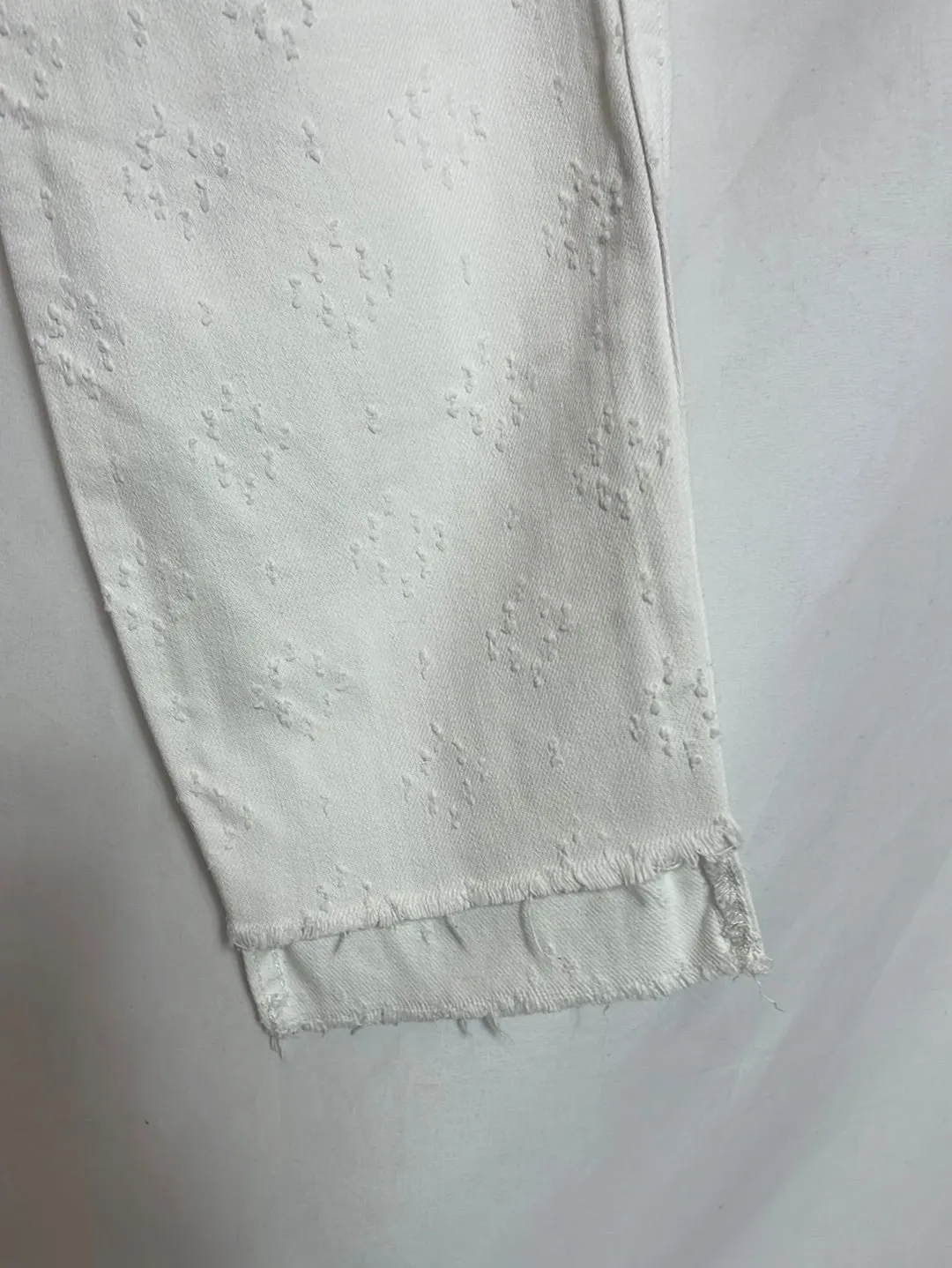 ABERCROMBIE & FITCH. Pantalón vaquero blanco bordados. T 27 (36)