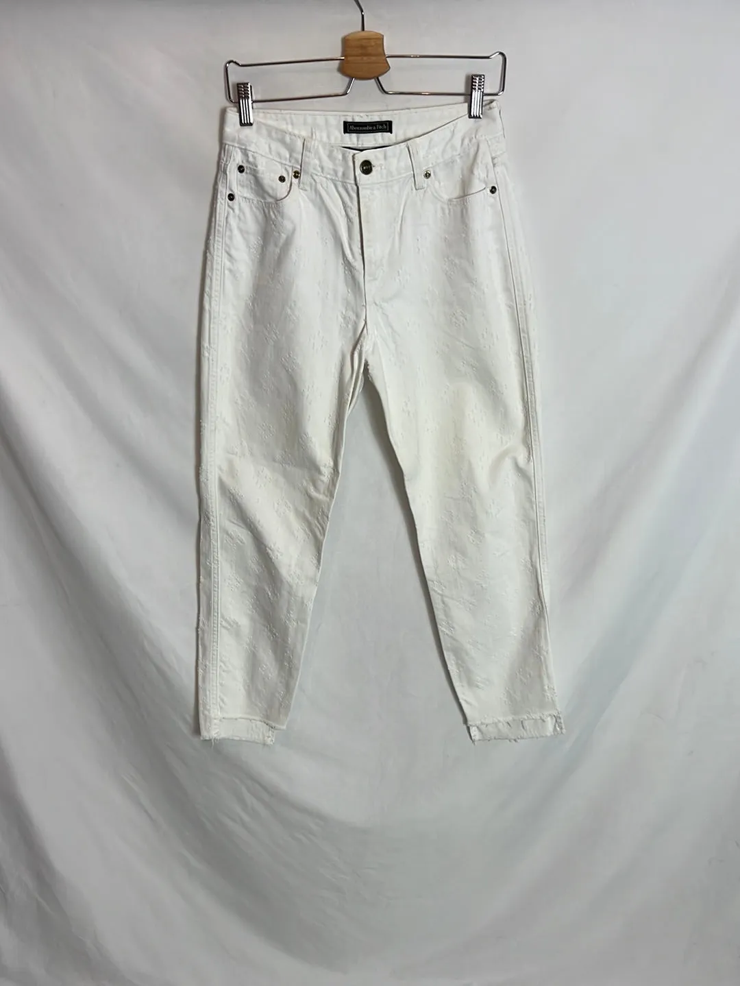 ABERCROMBIE & FITCH. Pantalón vaquero blanco bordados. T 27 (36)
