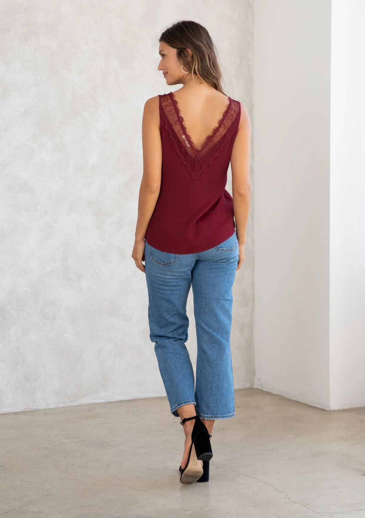 Chic Lace Detail Sleeveless Tank Top