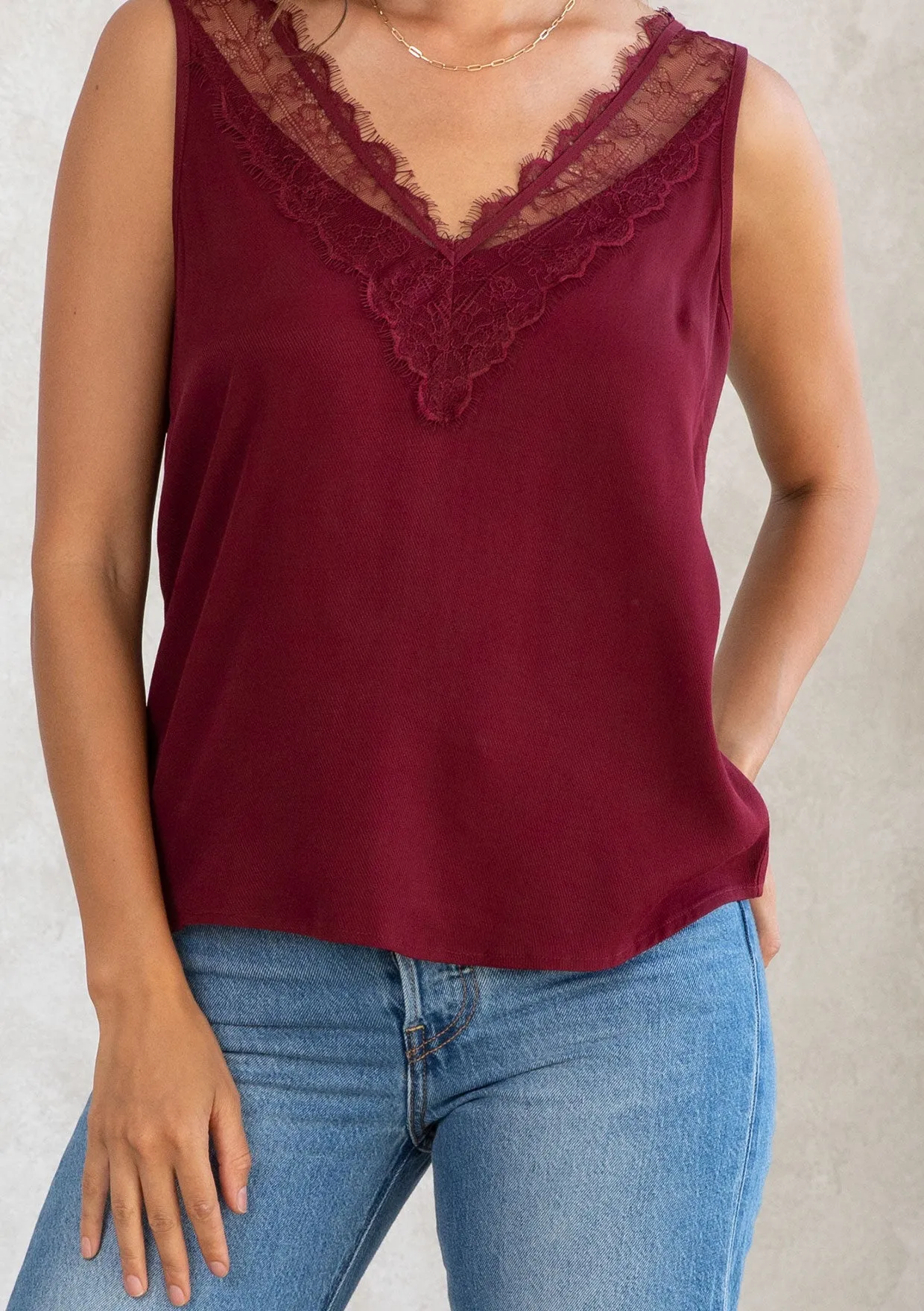 Chic Lace Detail Sleeveless Tank Top