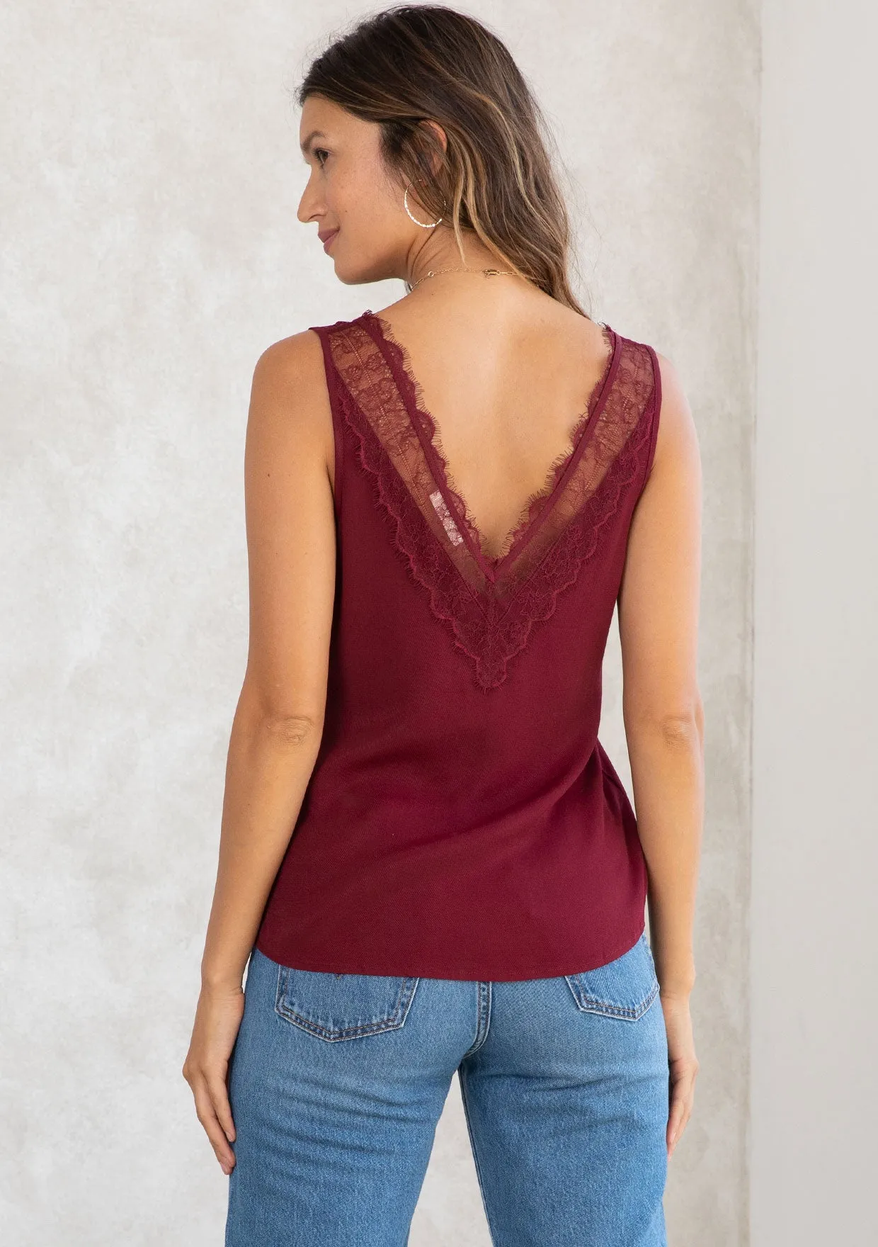 Chic Lace Detail Sleeveless Tank Top