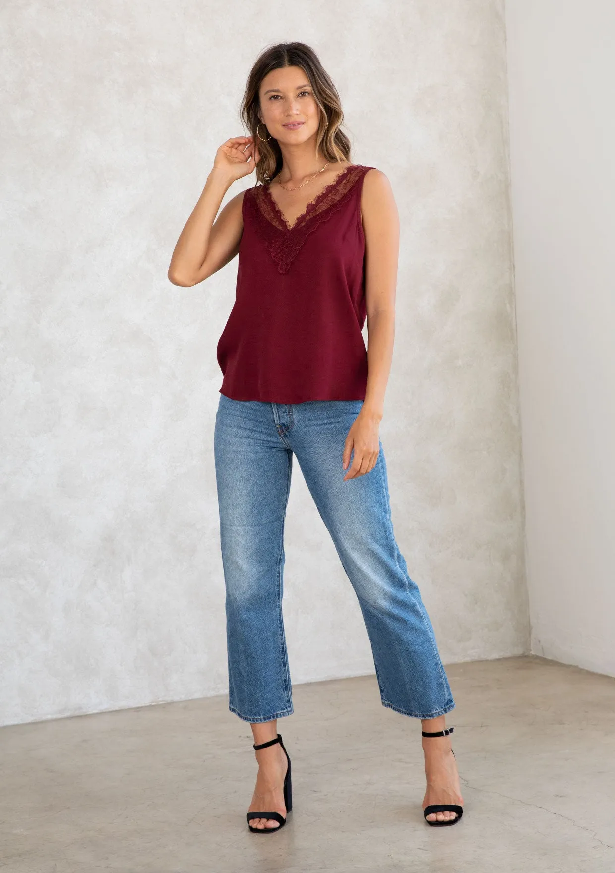 Chic Lace Detail Sleeveless Tank Top