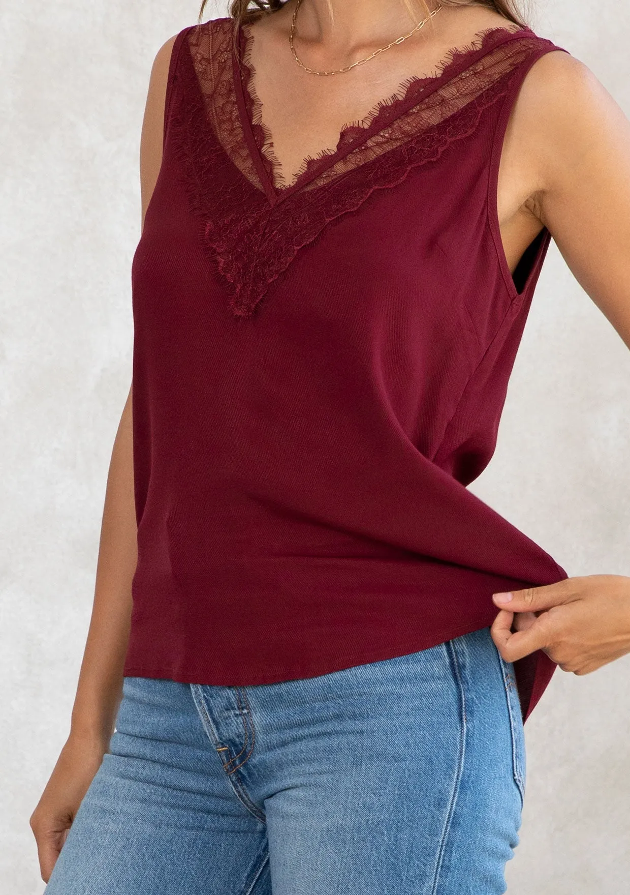 Chic Lace Detail Sleeveless Tank Top