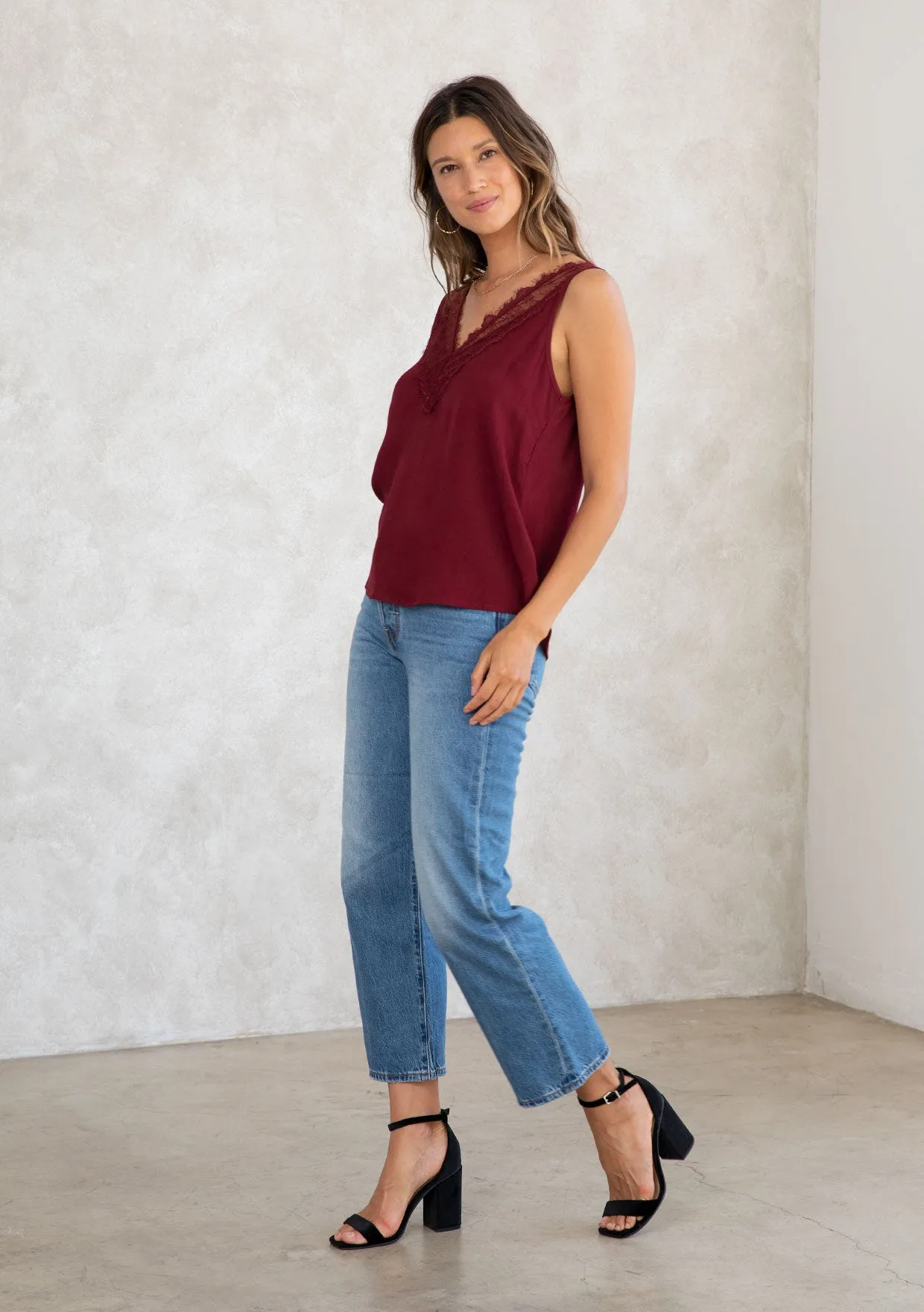 Chic Lace Detail Sleeveless Tank Top
