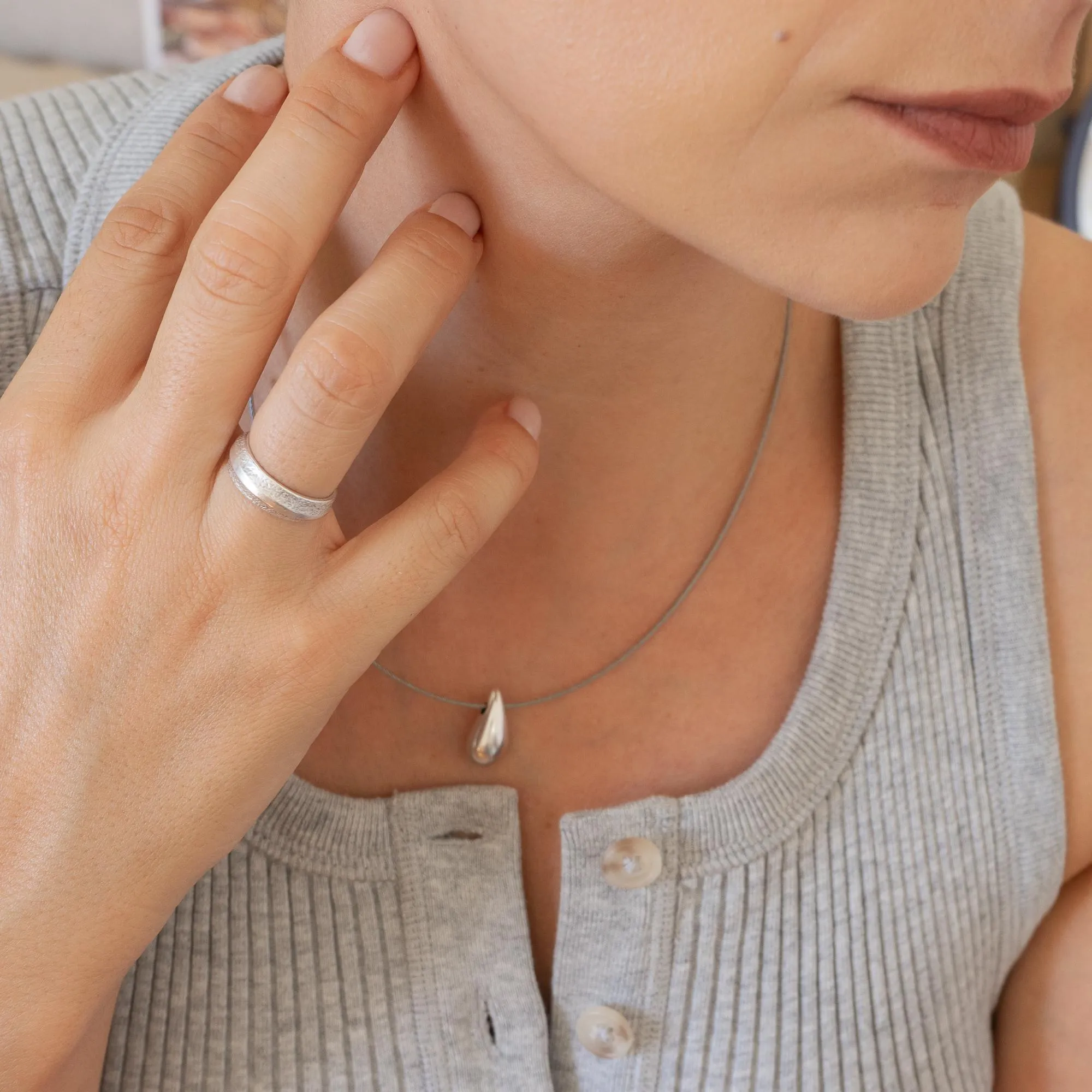 Silver Bold Drop with Wire Collar Necklace